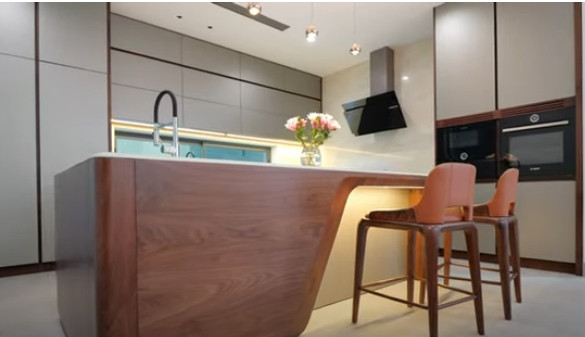 Phòng bếp sử dụng nội thất gỗ mềm mại. Ảnh chụp màn hình NhaF