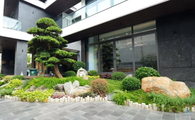 Bên ngoài căn biệt thự có sân vườn, cây cối, gần gũi thiên nhiên mang đến cảm giác như ở trong một khu nghỉ dưỡng. Ảnh chụp màn hình NhaF