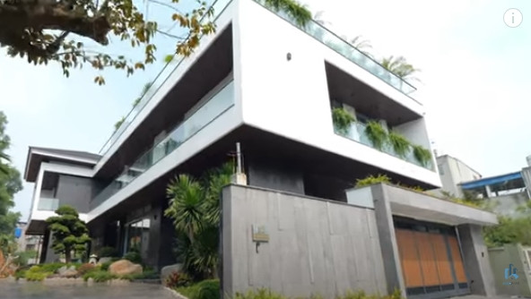 Công trình sử dụng hai tông màu trắng đen tương phản. Ảnh chụp màn hình NhaF