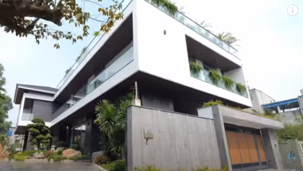 Công trình sử dụng hai tông màu trắng đen tương phản. Ảnh chụp màn hình NhaF