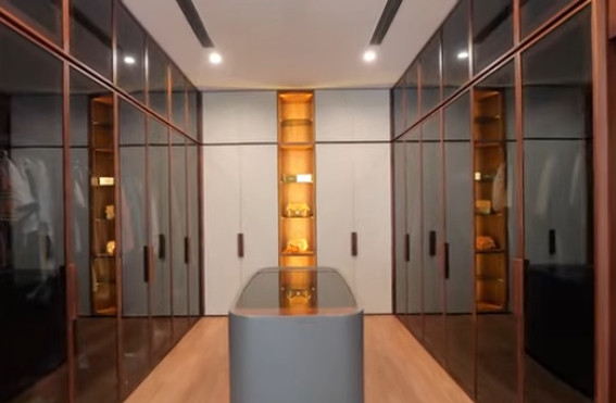 Trong phòng ngủ master còn có phòng thay đồ lớn như một cửa hàng thời trang. Ảnh chụp màn hình NhaF