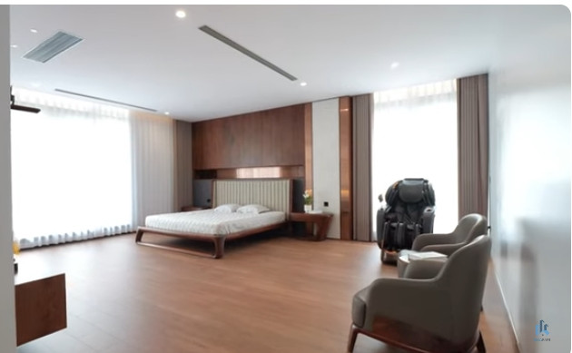 Tầng 2 rộng 360m2 bao gồm 1 phòng sinh hoạt chung và 3 phòng ngủ. Trong đó, phòng ngủ master có diện tích hơn 100m2. Ảnh chụp màn hình NhaF