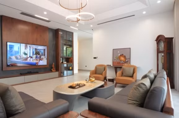 Tầng 1 của ngôi nhà có diện tích rộng, lên tới 280m2. Phòng khách thiết kế tối giản nhưng không kém phần tinh tế. Ảnh chụp màn hình NhaF