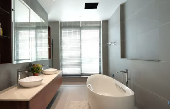 Phòng tắm rộng với nội thất hiện đại như trong khu nghỉ dưỡng. Ảnh chụp màn hình NhaF