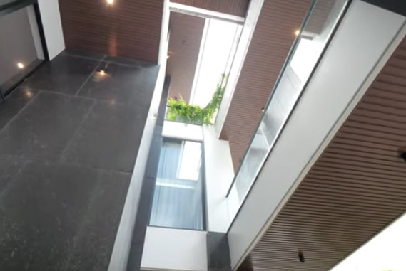 Khu vực thông tầng lấy gió và sáng cho toàn bộ căn nhà. Ảnh chụp màn hình NhaF