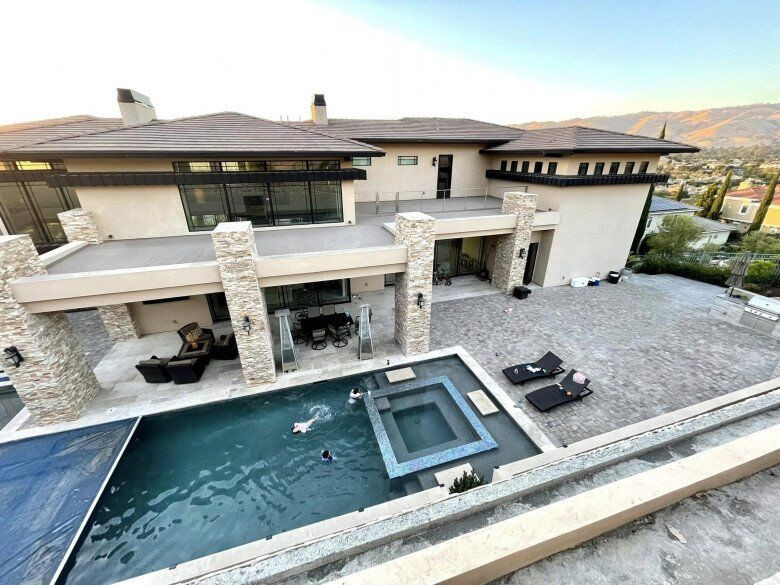 Bên ngoài biệt thự có bể bơi rộng lớn. Ảnh: FB Thuy Tien Mfas