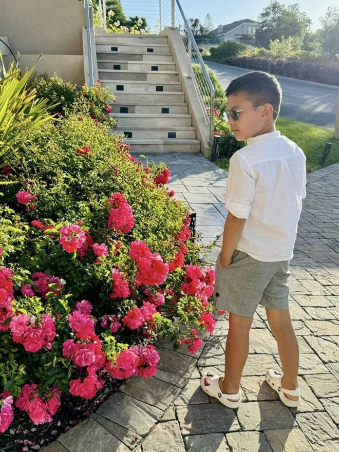 Trước nhà là vườn hoa rực rỡ. Ảnh: FB Thuy Tien Mfas