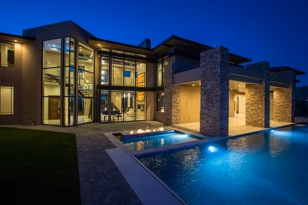 Hệ thống đèn vàng được bố trí từ trong ra ngoài, giúp căn biệt thự trở nên lung linh và ấm cúng hơn khi màn đêm buông xuống. Ảnh: FB Thuy Tien Mfas