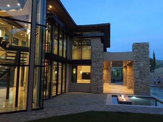 Không gian trong và ngoài căn biệt thự khi đêm về yên tĩnh nhưng không kém phần lộng lẫy. Ảnh: FB Thuy Tien Mfas