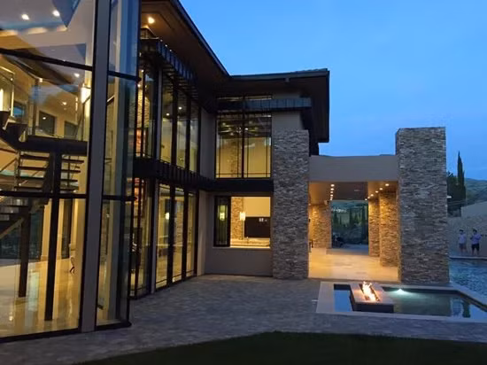 Không gian trong và ngoài căn biệt thự khi đêm về yên tĩnh nhưng không kém phần lộng lẫy. Ảnh: FB Thuy Tien Mfas