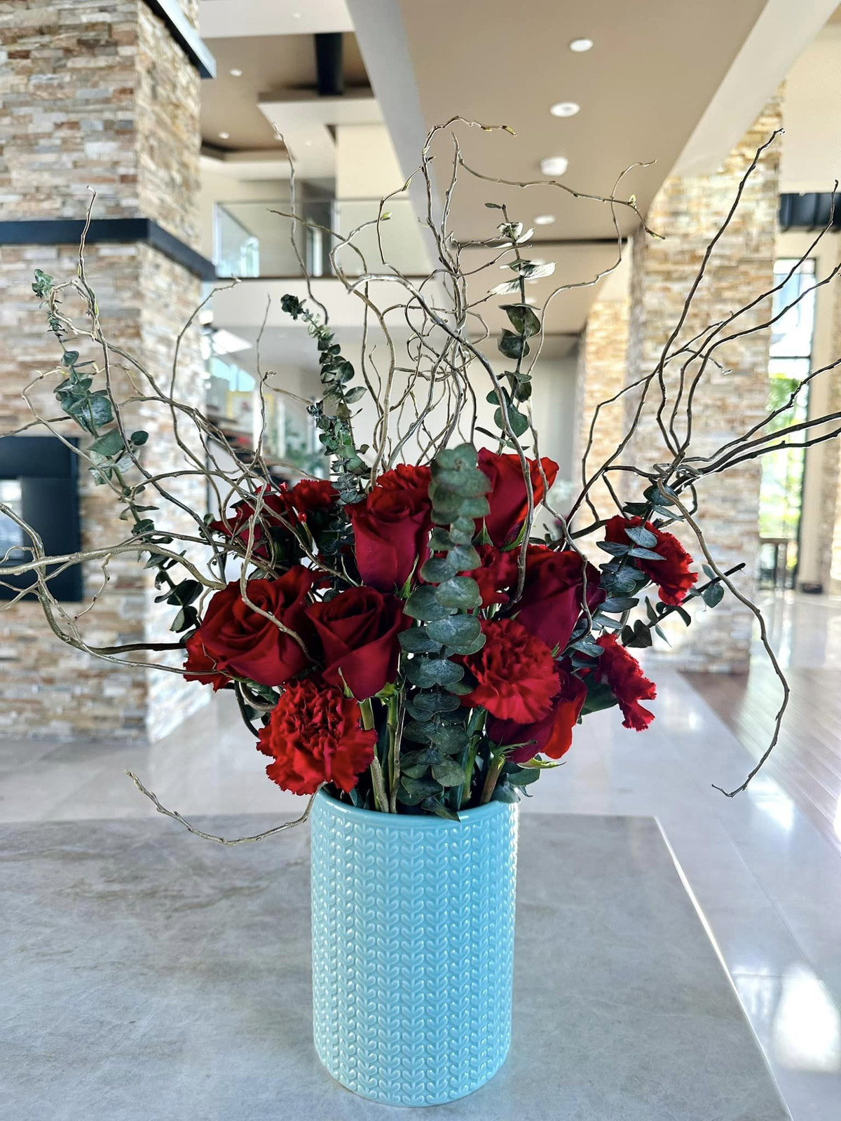 Nền và cột nhà lát đá với tông màu kem chủ đạo, tạo cảm giác nhẹ nhàng và yên bình. Ảnh: FB Thuy Tien Mfas