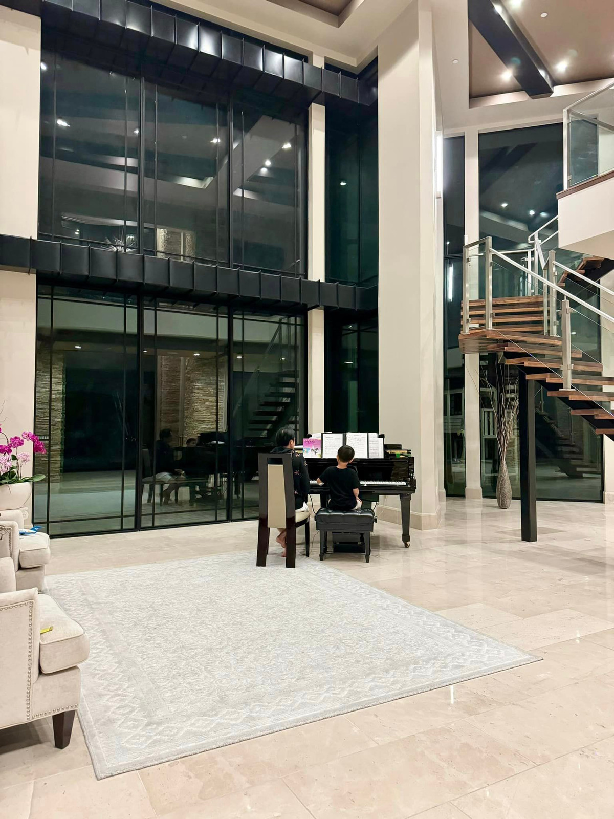 Trần nhà thiết kế cao, mang đến không gian thoáng đãng và rộng rãi. Ảnh: FB Thuy Tien Mfas