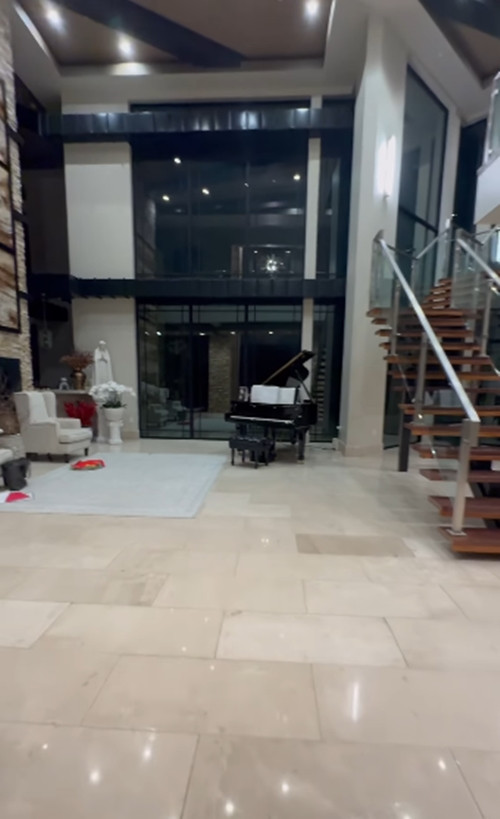 Căn biệt thự nổi bật với cửa kính lớn chạy dọc hai bên hông nhà, tạo cảm giác gần gũi thiên nhiên và thêm phần rực rỡ khi hệ thống đèn được bật sáng. Ảnh: FB Thuy Tien Mfas