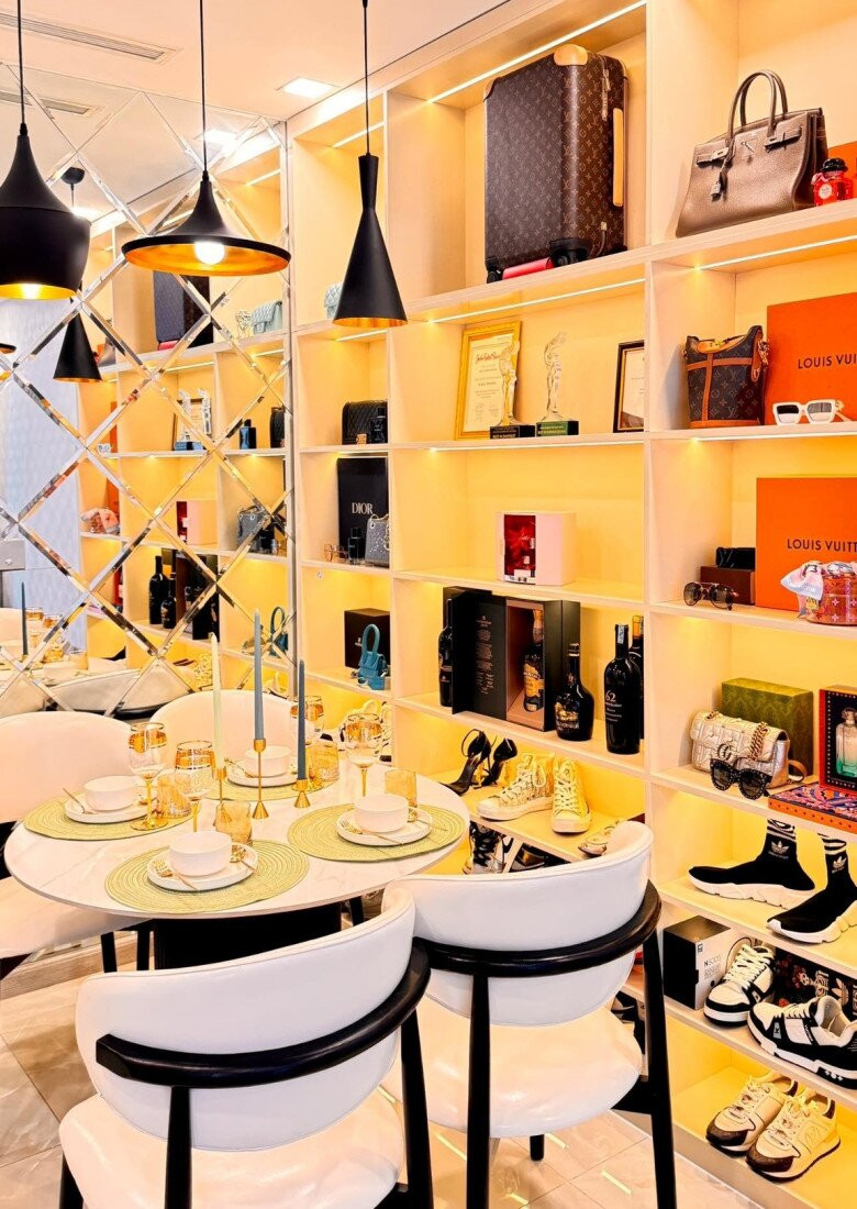 Bàn ăn nhỏ nhưng sang trọng. Ảnh: Bùi Lý Thiên Hương