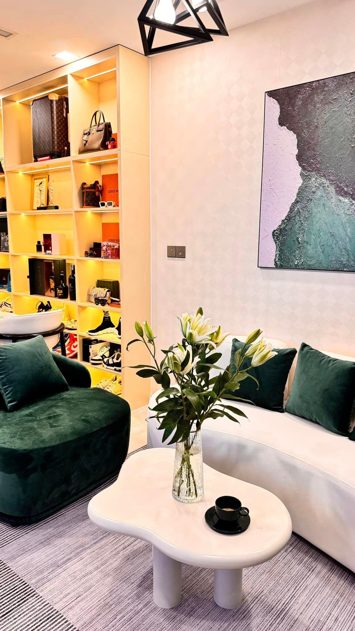 Người đẹp An Giang còn tô điểm cho không gian sống bằng bình hoa tươi thơm ngát. Ảnh: Bùi Lý Thiên Hương