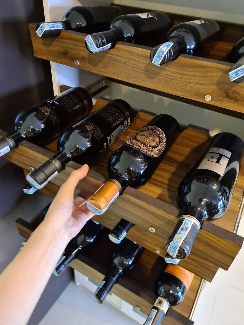 Thiên Hương còn có kệ rượu trong nhà. Ảnh: Bùi Lý Thiên Hương