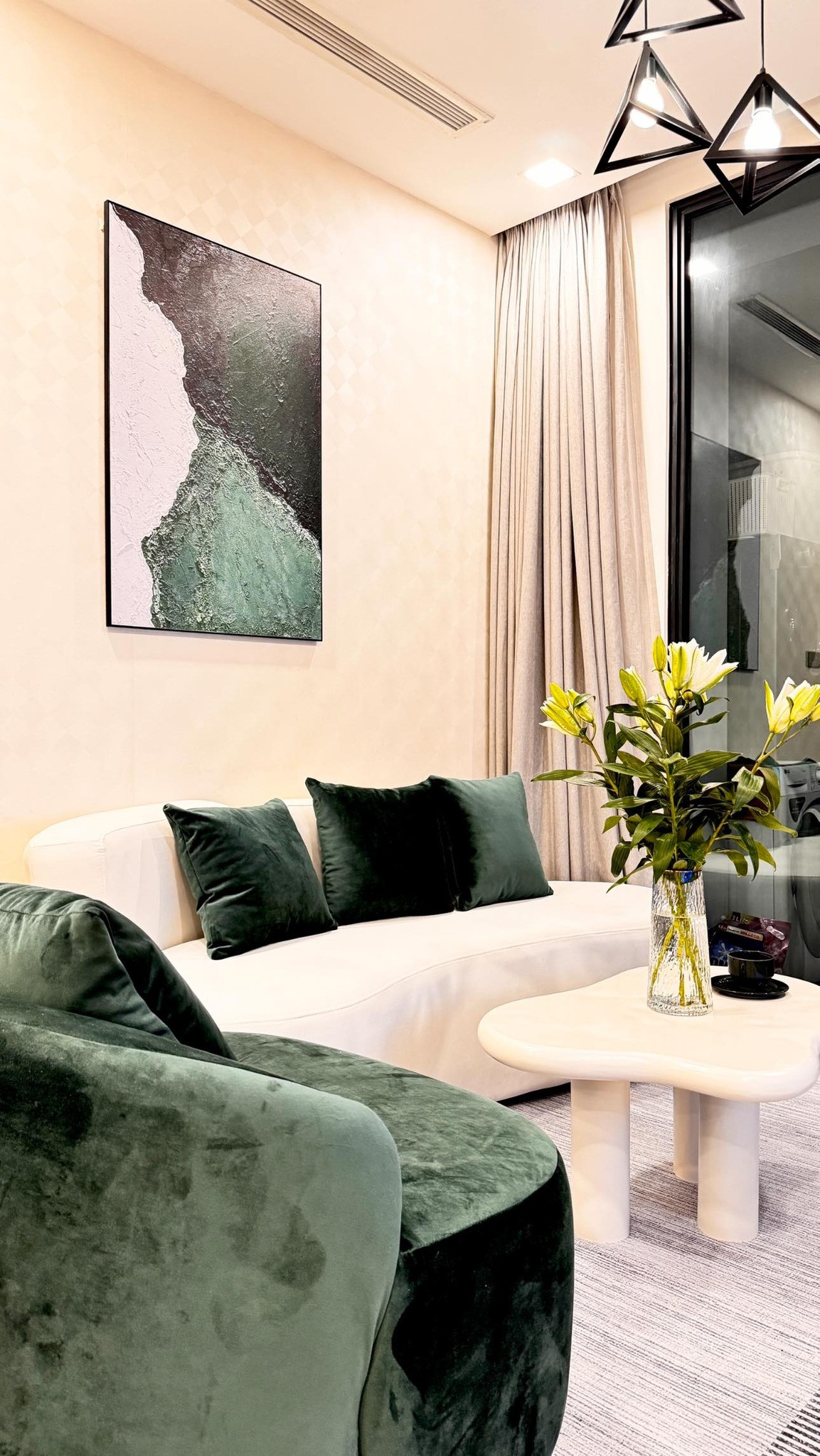 Phòng khách sử dụng gam màu mát mẻ gần gũi thiên nhiên. Ảnh: Bùi Lý Thiên Hương