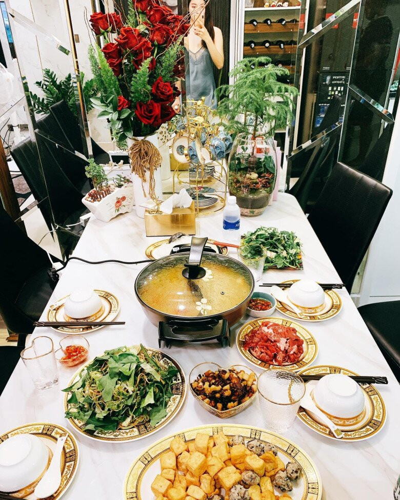 Thậm chí, bát đĩa cũng được người đẹp sắm cả bộ mạ vàng. Ảnh: Bùi Lý Thiên Hương