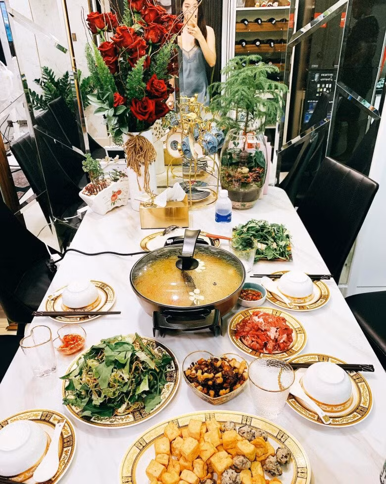 Thậm chí, bát đĩa cũng được người đẹp sắm cả bộ mạ vàng. Ảnh: Bùi Lý Thiên Hương