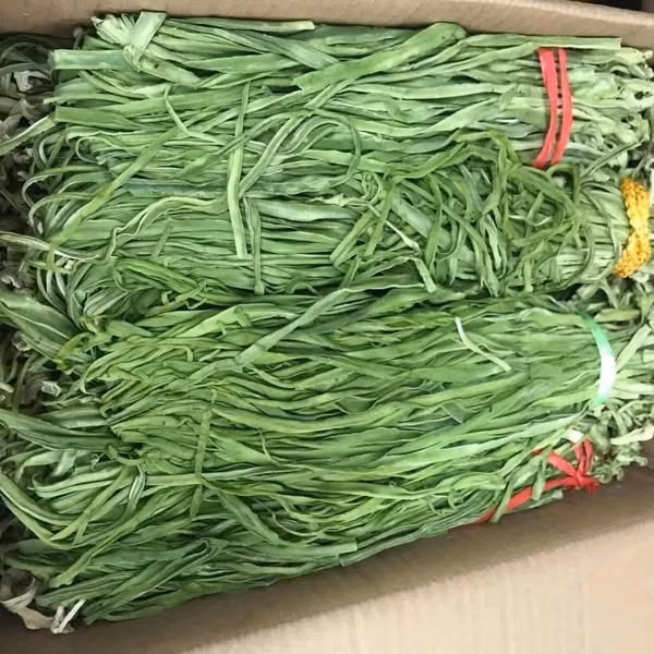 Khi sấy khô, rau tiến vua teo lại còn ít và nhẹ, nhìn như nắm cỏ. Ảnh: Facebook