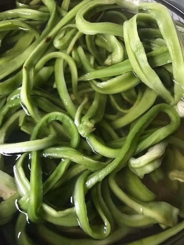 Trên thị trường, rau tiến vua được bán quanh năm ở dạng rau tươi, rau khô và muối chua. Ảnh: Facebook