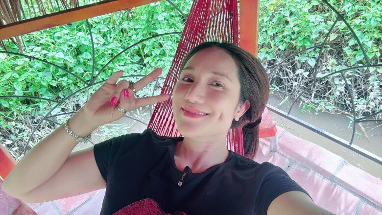 Giữa vườn còn có chòi nghỉ, xung quanh là hồ nhỏ. Ảnh chụp màn hình