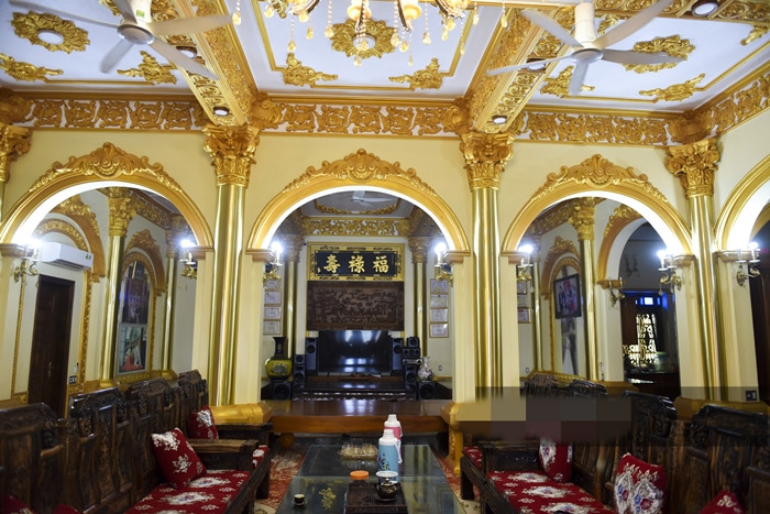 Phòng khách nằm ở tầng 1 có diện tích khoảng 150 m2. Ảnh: Dân Việt