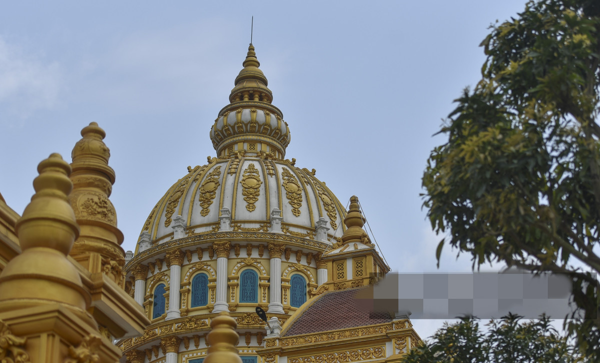 Mái vòm kết hợp màu sơn vàng trắng càng khiến tòa lâu đài nổi bật và bề thế hơn. Ảnh: Dân Việt