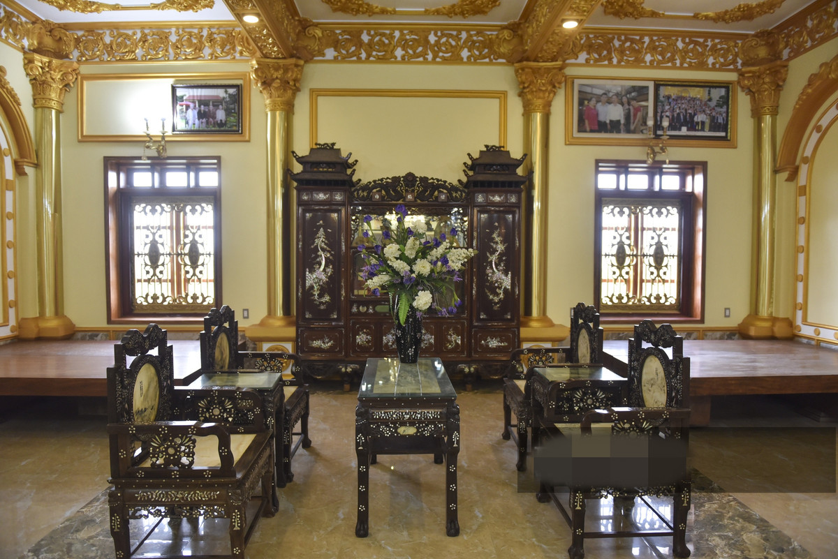 Bên ngoài mang hơi hướng châu Âu nhưng nội thất trong tòa lâu đài lại mang nét truyền thống xưa của Việt Nam, với những bộ bàn ghế, tủ thờ, kỷ, phản đều bằng gỗ và tối màu. Ảnh: Dân Việt