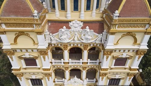 Tòa lâu đài gồm 3 tầng nhà và 1 tầng hầm được gia đình khởi công xây dựng vào năm 2018. Ban công các tầng và cột trụ đều được gắn thêm nhiều hình khối, họa tiết. Ảnh: Dân Việt