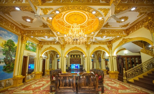 Theo chủ nhân, nhiều người nhìn bên ngoài vào tưởng là lâu đài dát vàng nhưng không phải, đó chỉ là sơn bình thường. Ảnh: Zing