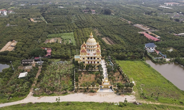 Tòa lâu đài nằm trên khu đất rộng hàng nghìn m2, thiết kế theo phong cách kiến trúc Châu Âu với mái vòm kiểu Romantic. Ảnh: Dân Việt