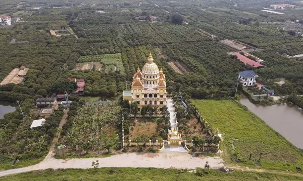 Tòa lâu đài nằm trên khu đất rộng hàng nghìn m2, thiết kế theo phong cách kiến trúc Châu Âu với mái vòm kiểu Romantic. Ảnh: Dân Việt