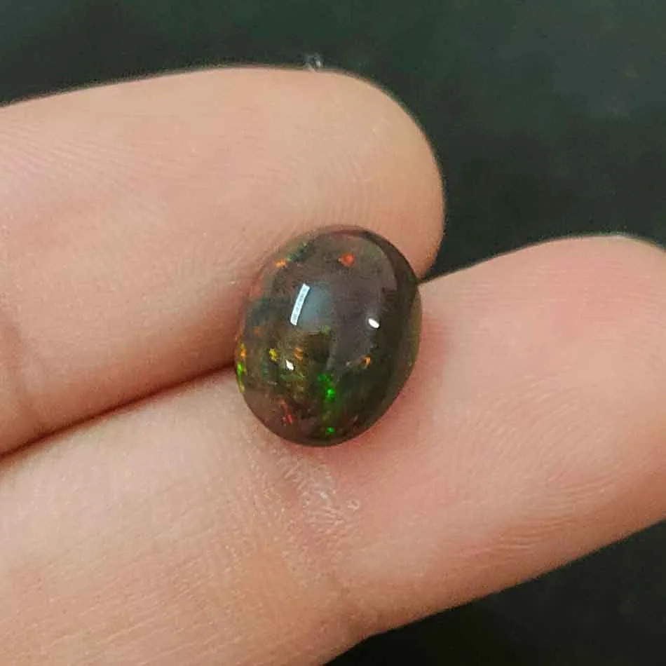 Đá opal nằm ở rìa của Vùng Outback, với dân số chỉ hơn 2.000 người. Các thợ mỏ đã tìm kiếm opal ở đây hơn 100 năm. Nhưng ngay cả đối với các chuyên gia, việc tìm kiếm opal đen không hề đơn giản. Ảnh: Jewel.Pk