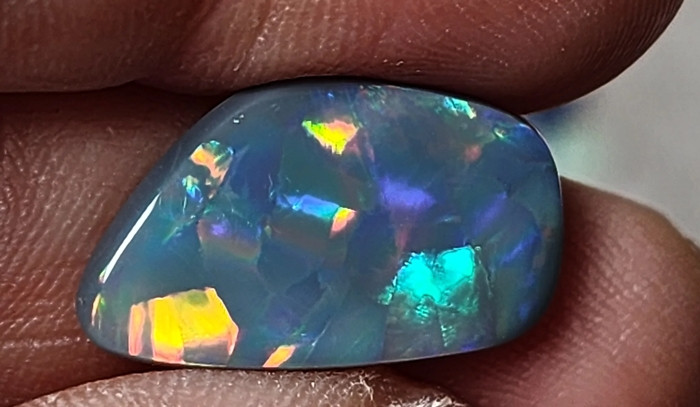 Opal được hình thành khi nước ngầm giàu silica cứng lại trong đá qua hàng triệu năm. Những quả cầu silica lớn bên trong đá làm nhiễu xạ ánh sáng, tạo ra màu sắc rực rỡ. Ảnh: Sweet opals