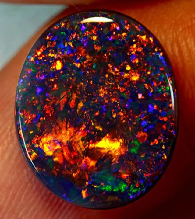 Opal đen chất lượng cao giá có thể trên 10.000 USD (hơn 230 triệu VND)/carat, khiến nó trở thành một trong những loại đá quý đắt nhất thế giới. Ảnh: Geology Science
