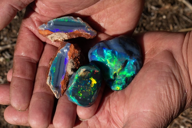 Tuy nhiên, việc khai thác đá opal đen không hề dễ dàng. Sau khi đầu tư hàng chục nghìn USD, một người khai thác có thể không tìm thấy một viên ngọc nào. Ảnh: Black Opal Direct