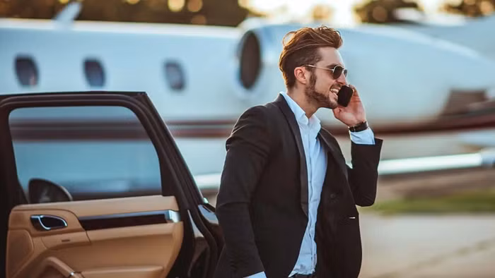 Triệu phú không chi tiêu hết số tiền kiếm được. Thay vào đó, họ tập trung vào việc gia tăng sự giàu có. Họ tiết kiệm, đầu tư và tìm kiếm cơ hội để tiền sinh lời. Ảnh: Robb Report