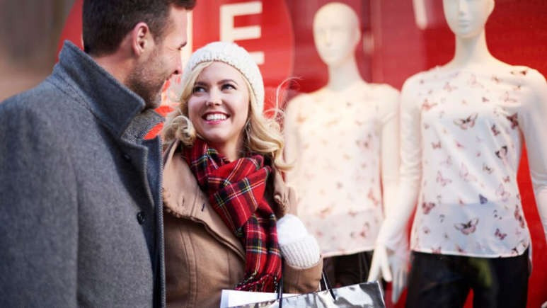 Nhiều người giàu có thói quen mua sắm trái mùa để nhận được mức giá thấp hơn. Họ tiết kiệm mọi thứ từ áo khoác mùa đông trong đợt giảm giá mùa hè đến vé máy bay mua trước. Ảnh: Getty