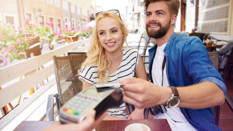 Các triệu phú luôn tránh nợ (xấu) bất cứ khi nào có thể. Nếu dùng thẻ tín dụng, họ sẽ trả hết nợ mỗi tháng để tránh phí lãi suất. Ảnh: Getty