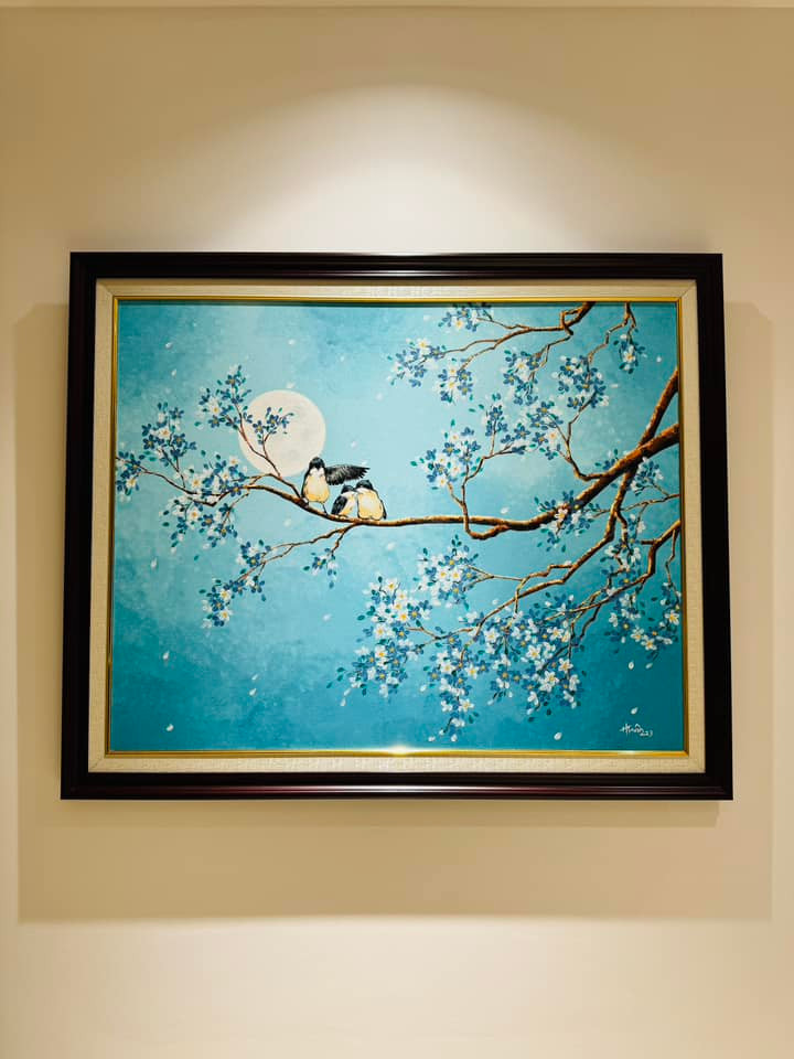 Trên tường, Trung Ruồi trang trí bằng những bức tranh vui mắt. Ảnh: FBNV