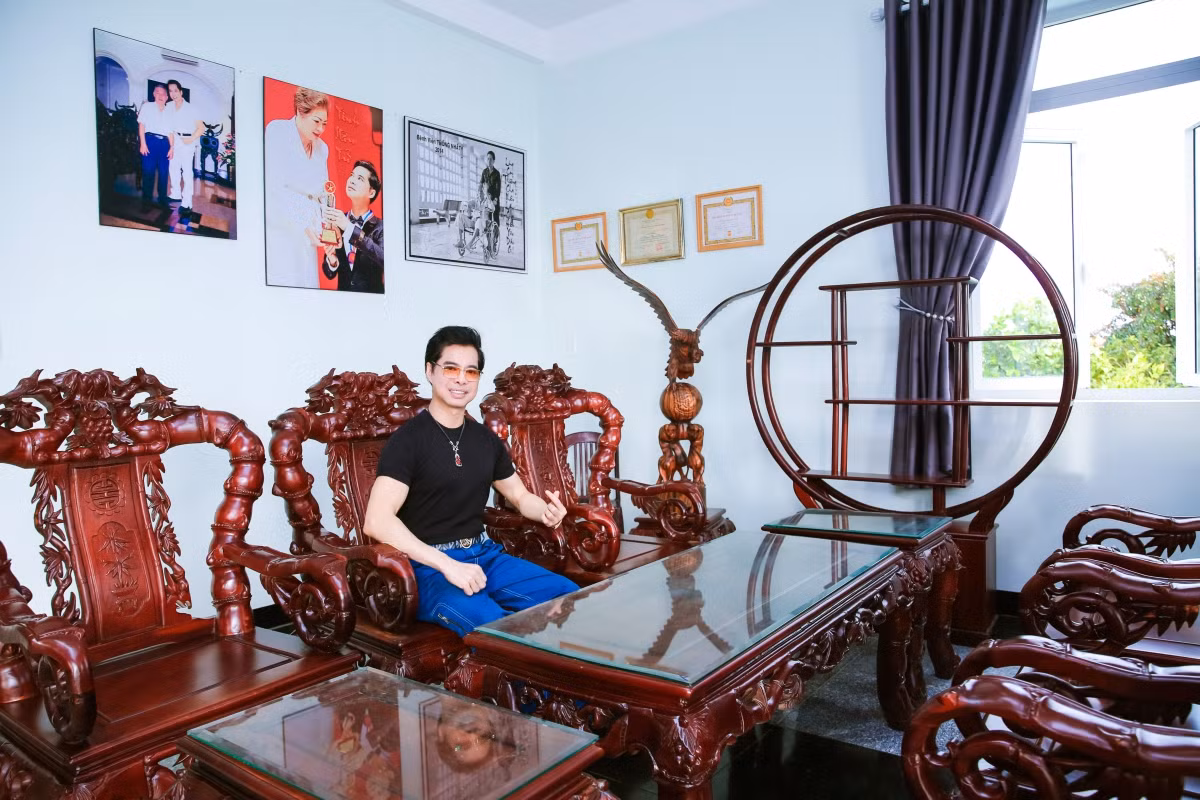 Nội thất trong nhà do chính tay Ngọc Sơn lựa chọn. Ảnh: FBNV