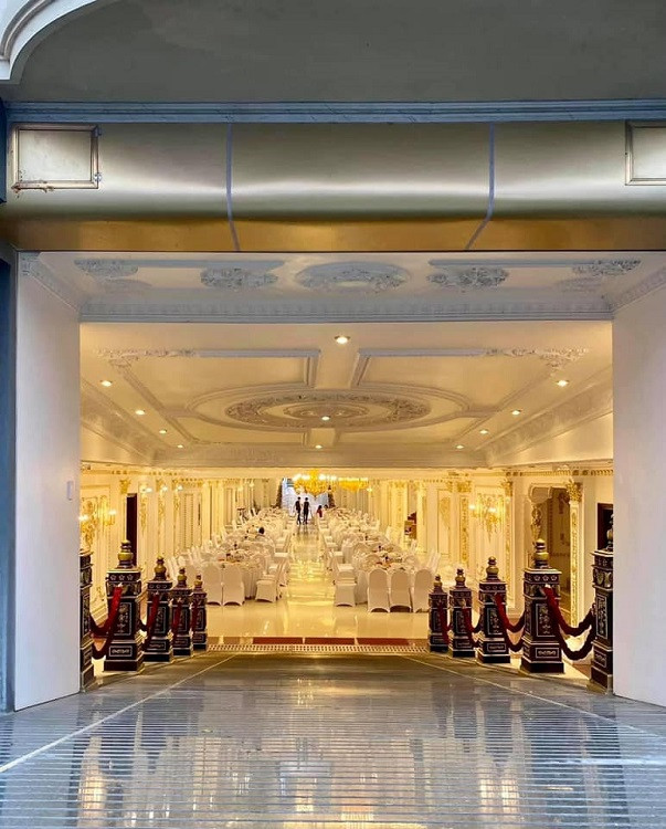 Tại sảnh đón khách, toàn bộ trần phía trên được ốp gỗ và trang trí bằng đèn chùm dát vàng. Ảnh: Dân Việt