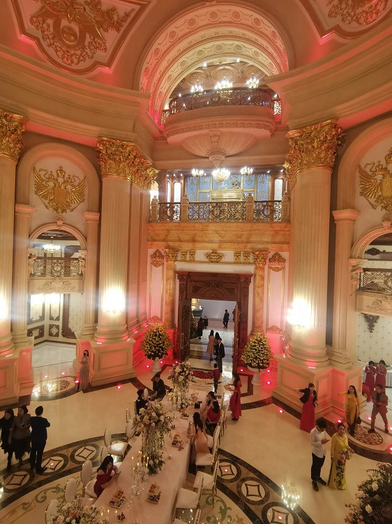 Nhưng thực tế bên trong nhà chỉ có 5 tầng được bố trí 5 thang máy khác nhau với tổng diện tích mặt sàn khoảng 2.000 m2. Ảnh: Dân Việt