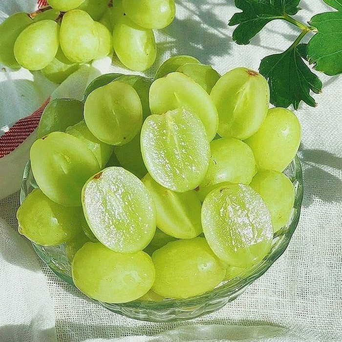 Trên một số trang Facebook, nho xanh Mỹ được rao bán chỉ khoảng 175.000 đồng/kg hay 700.000 đồng/thùng 8,5 - 9 kg. Ảnh: Facebook