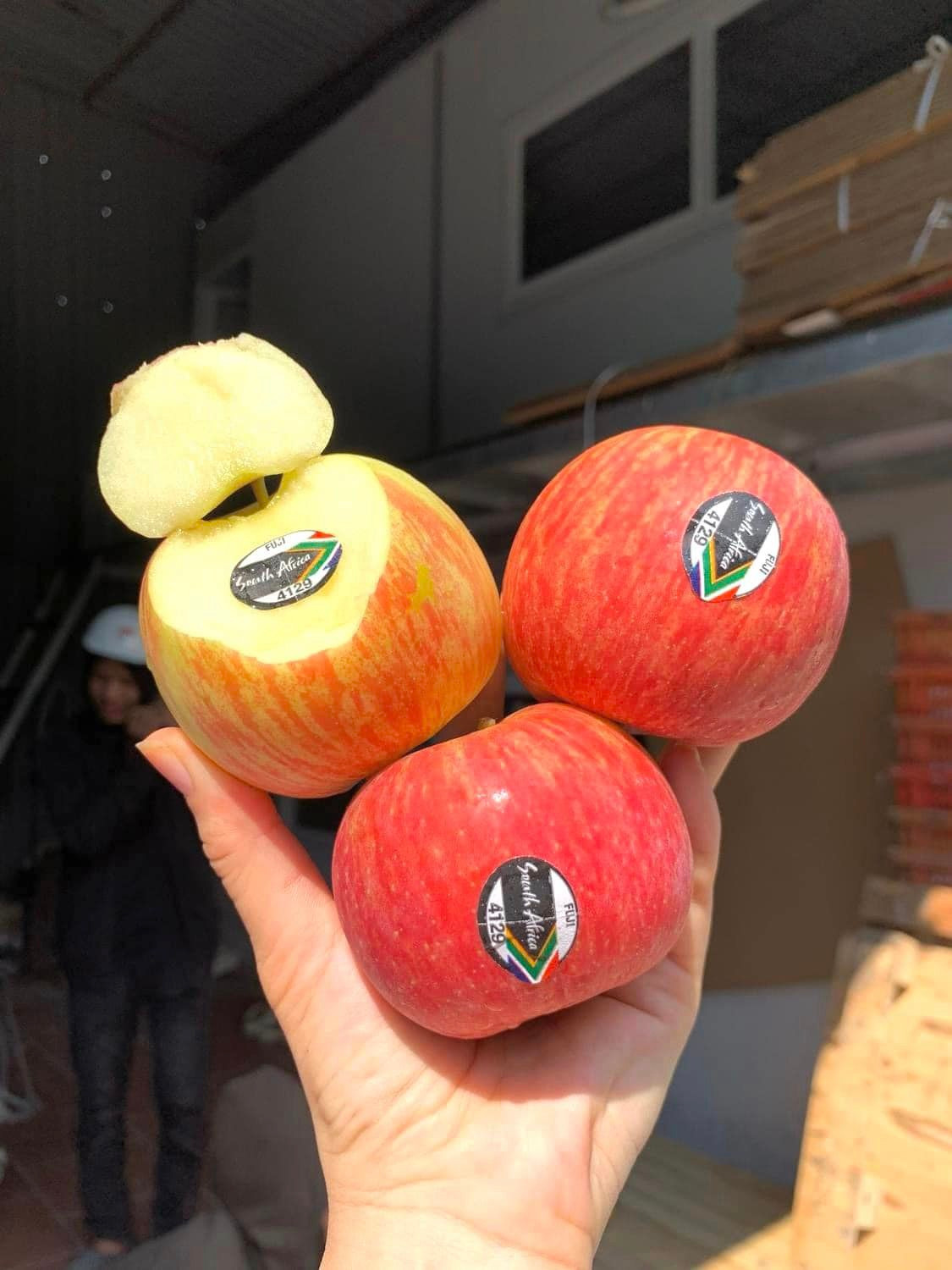 Những trái táo Nam Phi giòn thơm, ngọt, giá rẻ nên rất hút khách. Ảnh: Facebook