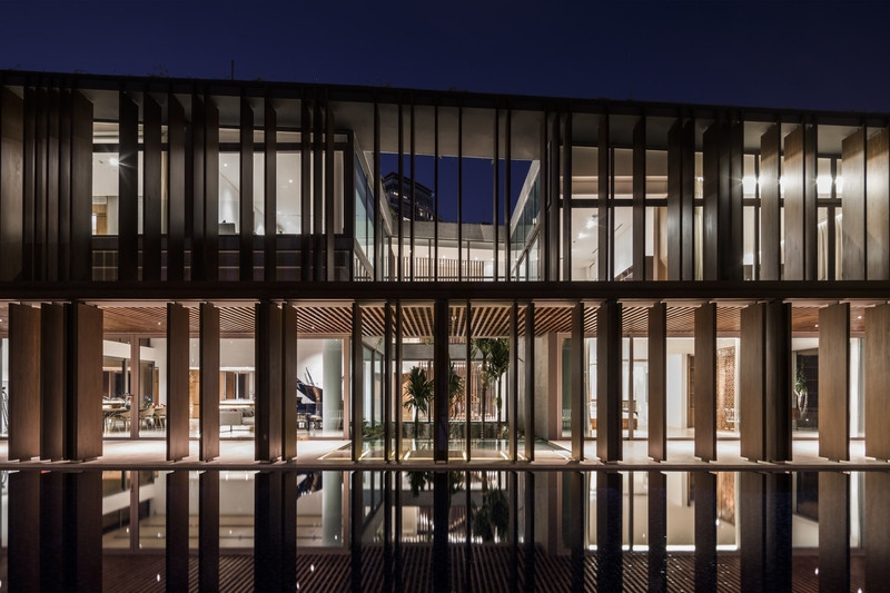 Phòng ngủ lớn ngăn cách với phòng khách bằng một hồ cảnh. Ảnh: Hiroyuki Oki