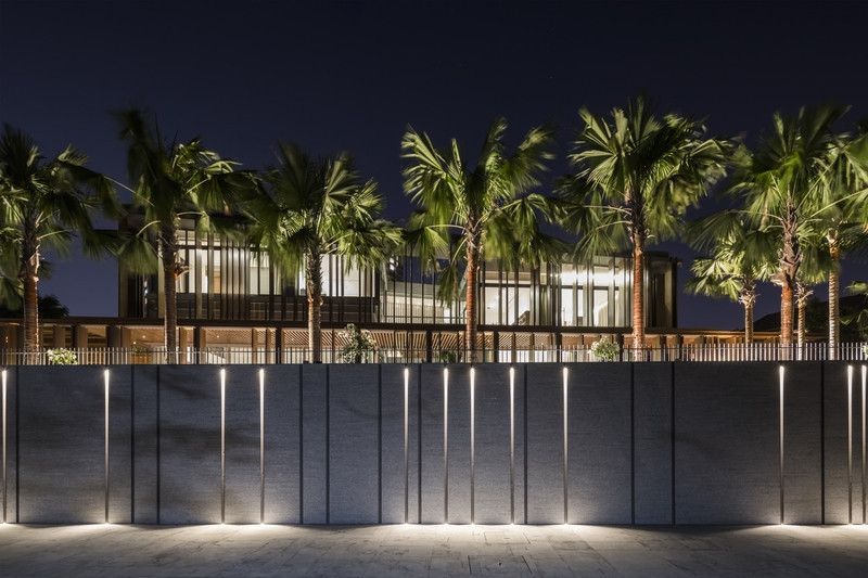 Đèn được đặt âm bên trong tường bao lấp lánh. Ảnh: Hiroyuki Oki