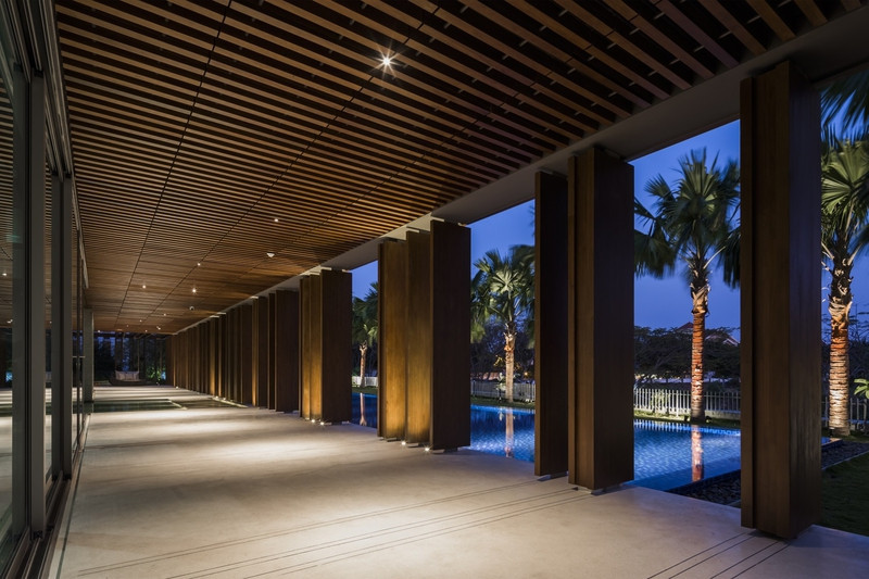 Khu thư giãn ngăn cách phòng khách với bể bơi. Ảnh: Hiroyuki Oki