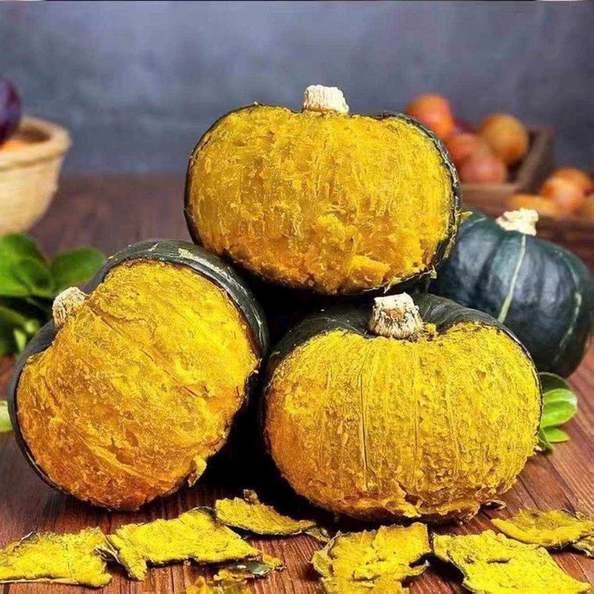 Cách đây không lâu, bí ngô hạt dẻ là mặt hàng được nhiều khách hàng lùng mua. Mỗi trái bí ngô này chỉ nặng khoảng hơn 400g. Ảnh: Facebook